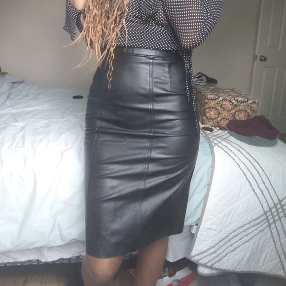 Mid length leather skirt - Picture 4 of 6